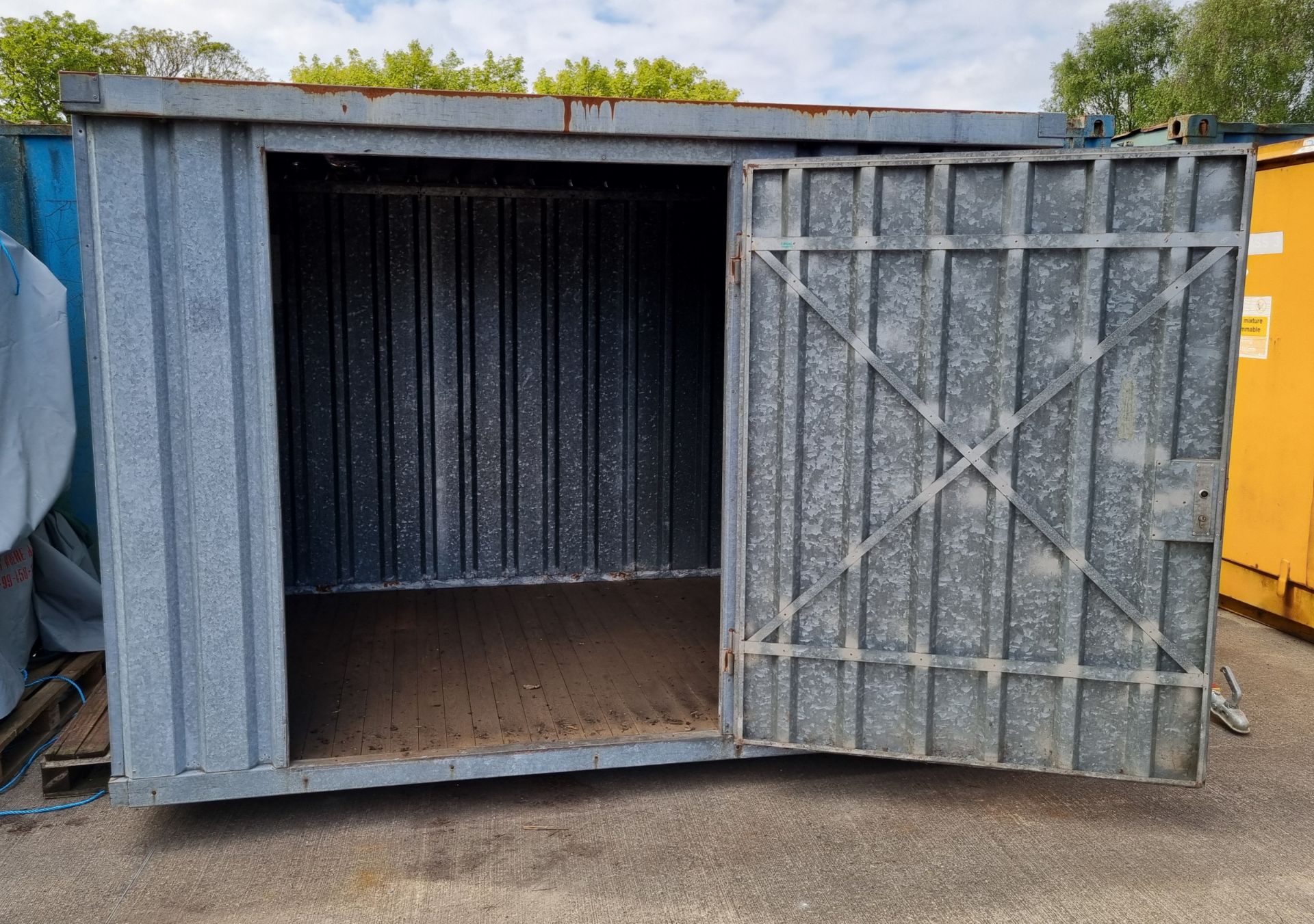 10ft x 7ft empty container - single door with key lock - DAMAGED ROOF - Image 5 of 9