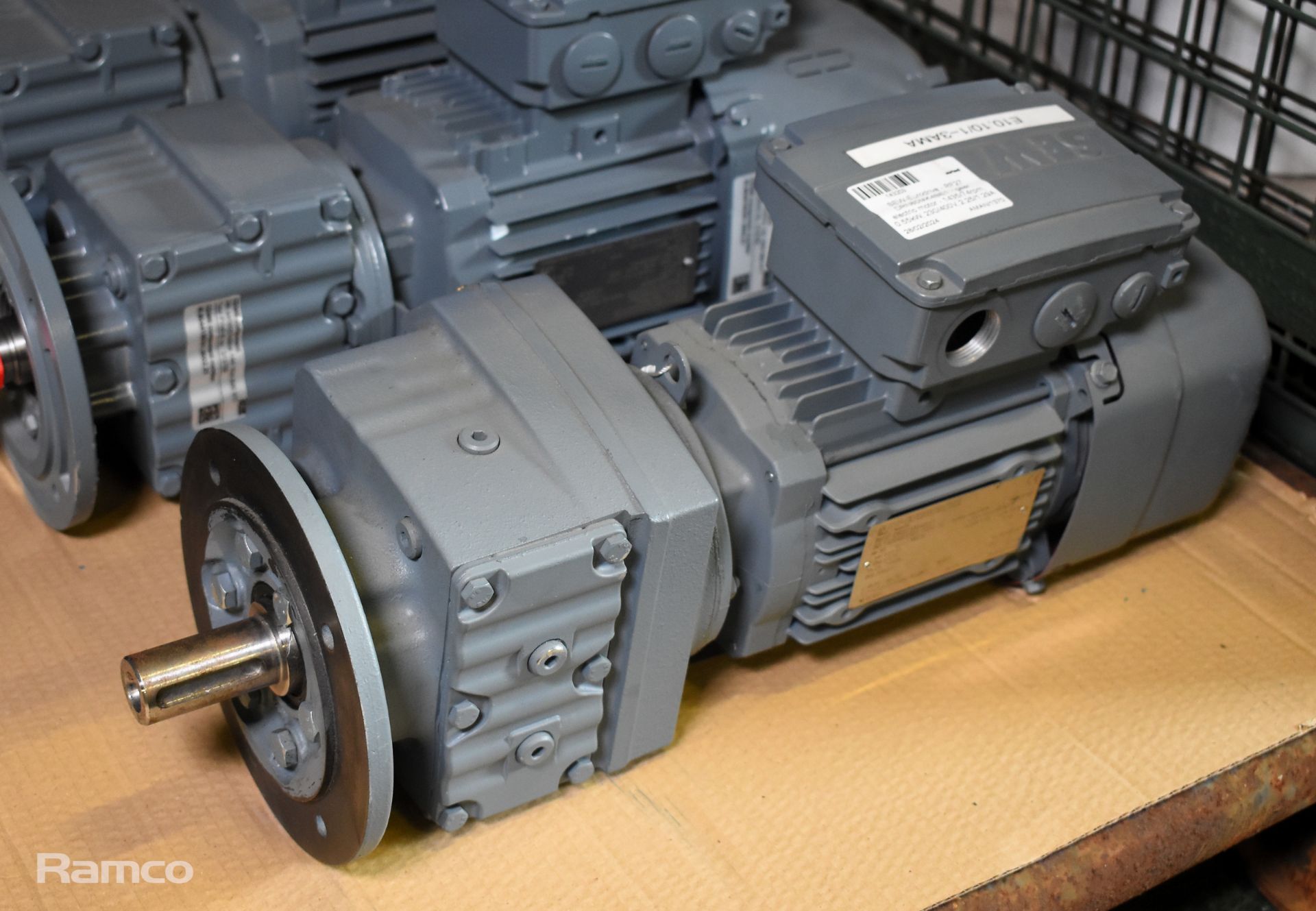 3x SEW-Eurodrive - RF37 DRS71M4BE1 electric gear motors - 1360/75rpm, 0.55kW, 220-242/380-420V - Image 4 of 5