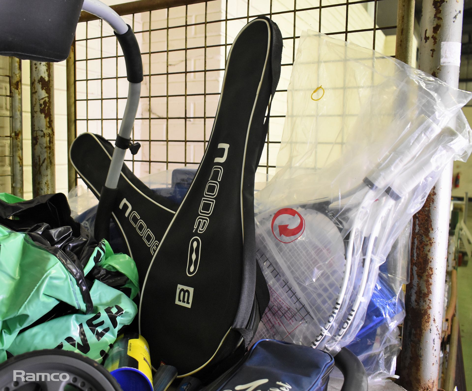 Sport exercise equipment - Tennis/badminton racket, dumbell, rounders set, various balls, inflatable - Bild 5 aus 7