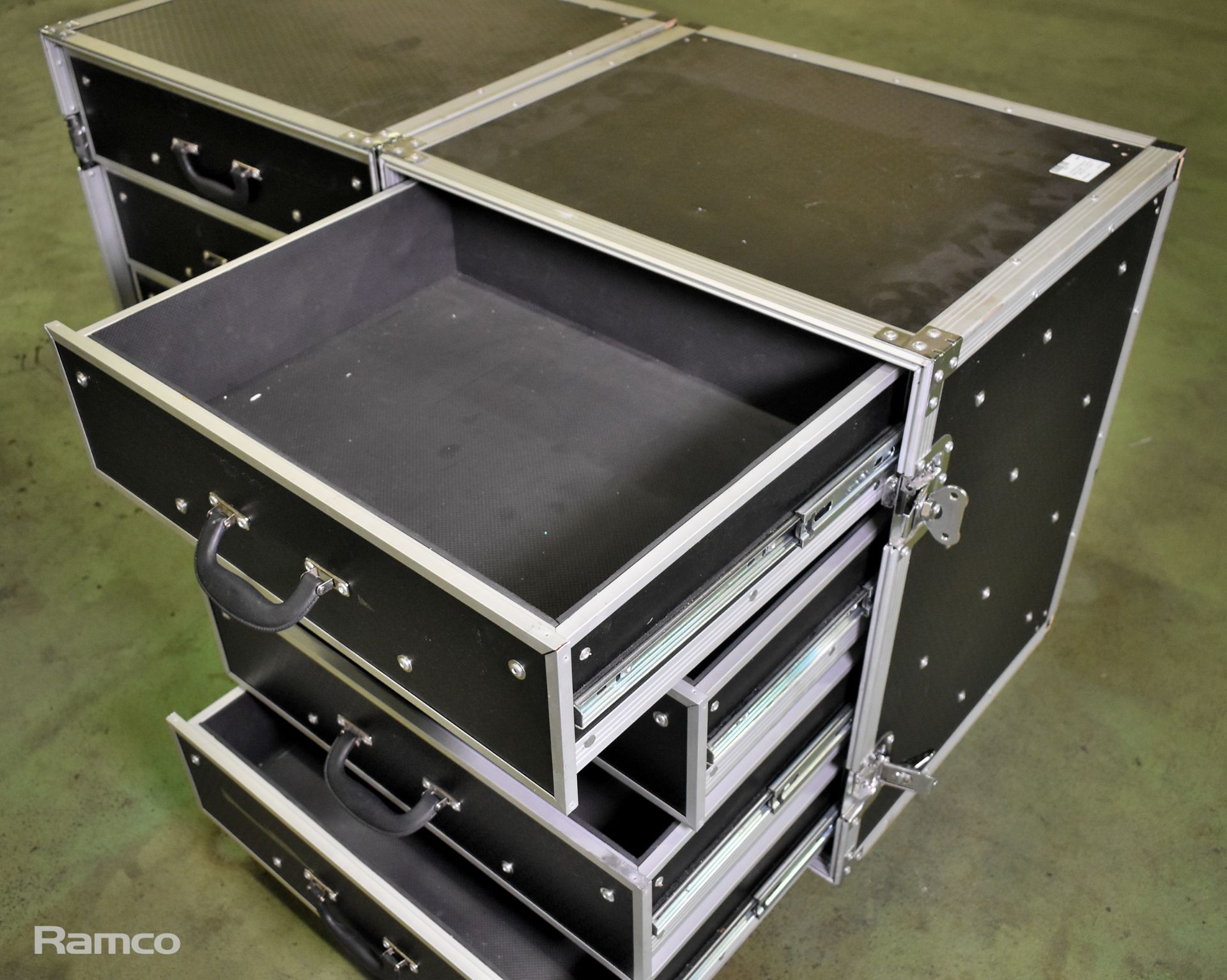 Wheeled flightcase with drawer system - 2 sections each with 4 drawers - L 1000 x W 610 x H 790mm - Image 4 of 6