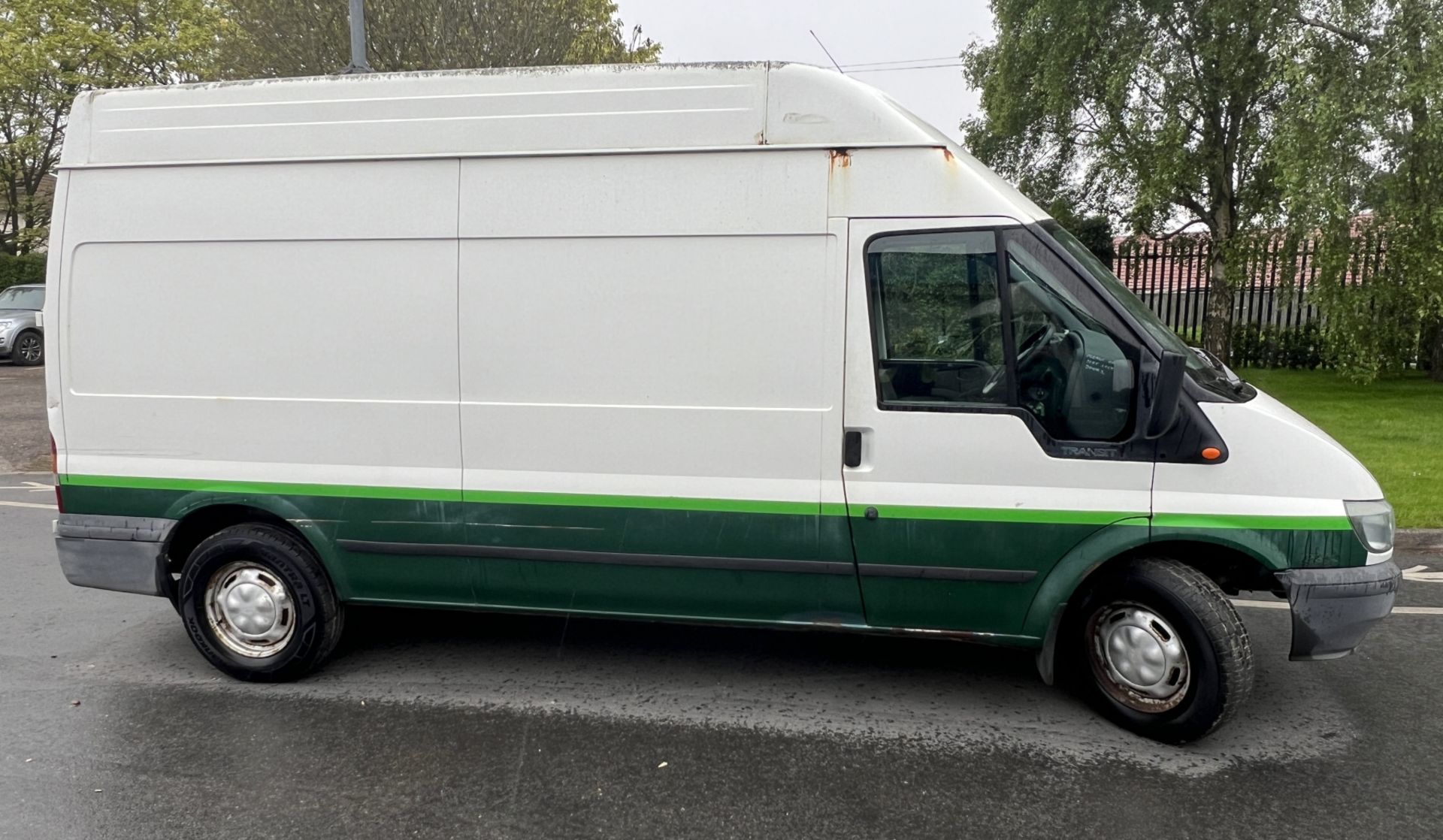 Ford Transit 2402cc (Y49 XSW) - MOT expired 30/09/2023 - mileage: 188,137