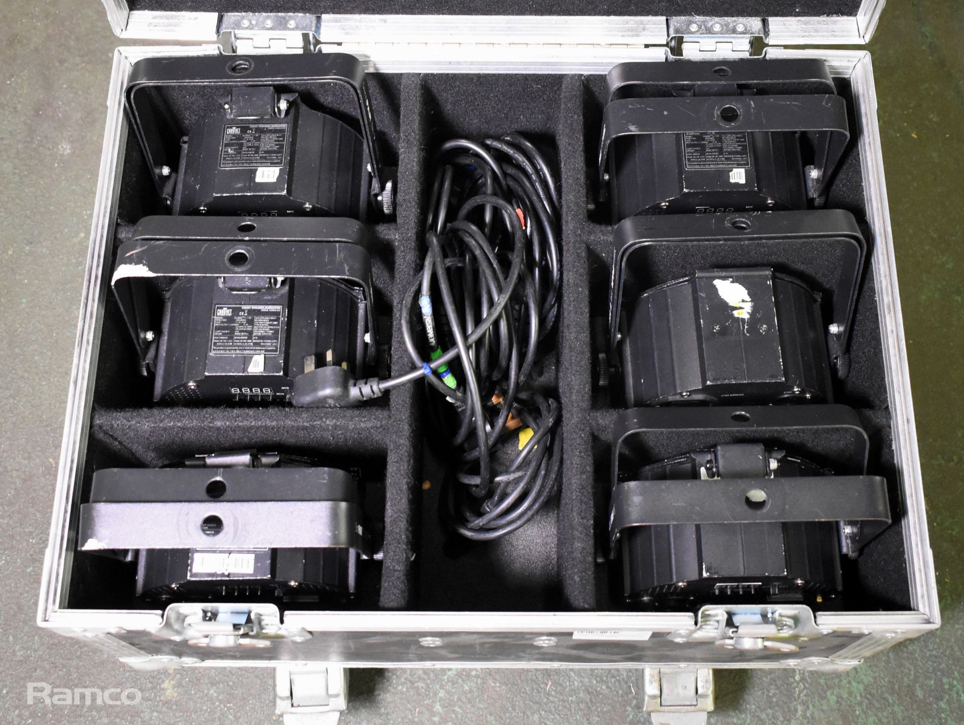 6x Chauvet LED SlimPar Tri7 IRC in flight case with power cables - Image 2 of 11