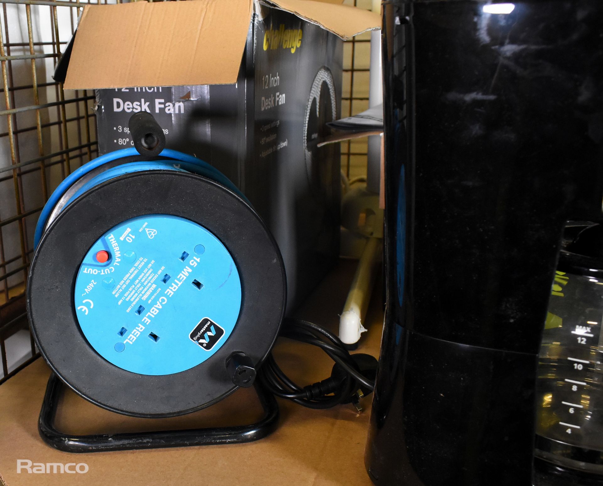 Electrical goods - 8x oscillating fans, kettle, steam iron, coffee percolator, extension lead - Image 4 of 9