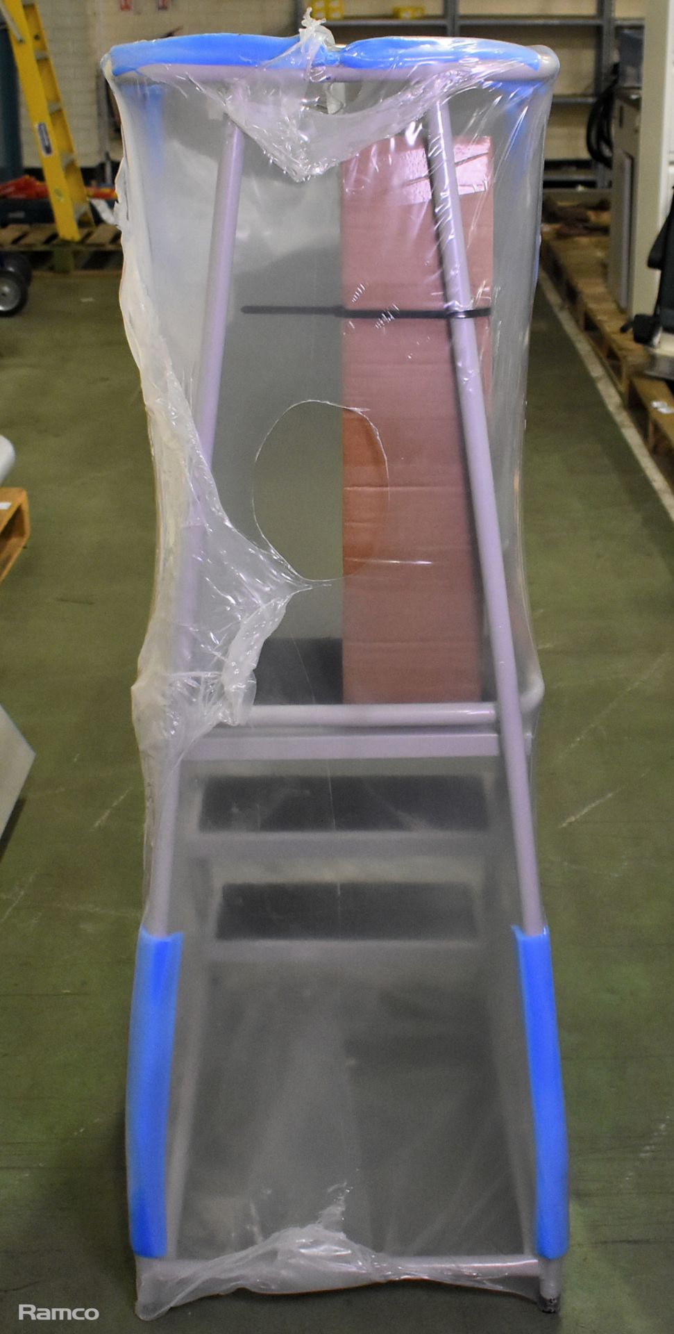 Glide along mobile steps, 3 rubber tread and handrail with platform guard - L 530 x W 840 x H 1430mm - Image 2 of 3