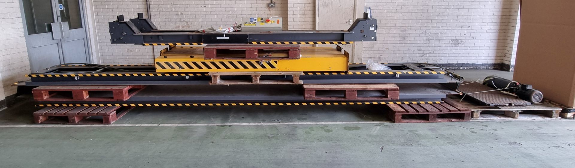 Bradbury H4604 4 post vehicle lift - Serial Number: E1086098 - Capacity: 6000kg