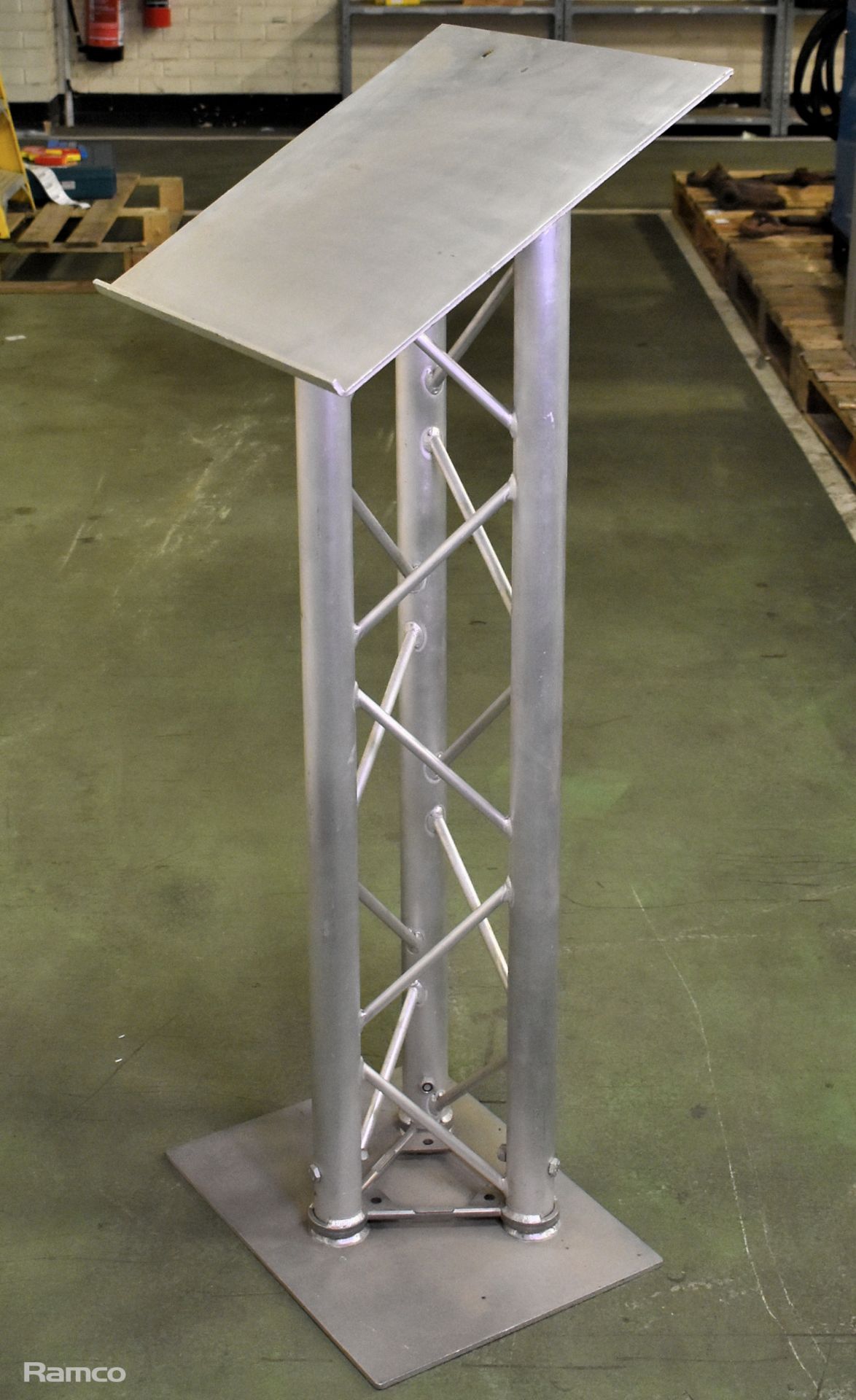 4x Truss lecterns - W 460 x D 420 x H 1220mm, Curved Truss lectern - W 640 x D 420 x H 1220mm - Image 3 of 7