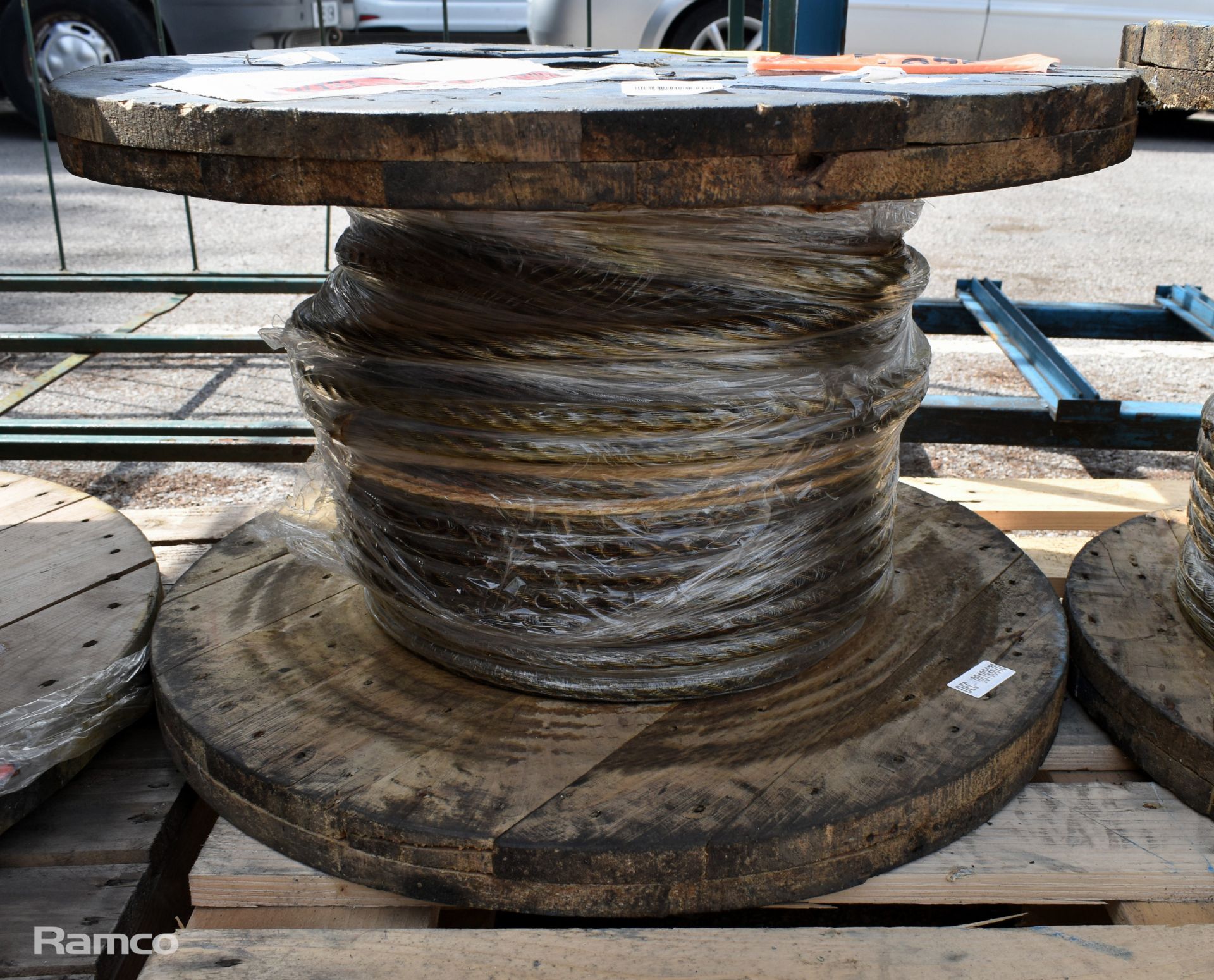24mm 6 strand galvanised steel wire rope reel - approx weight: 150kg - Image 3 of 3