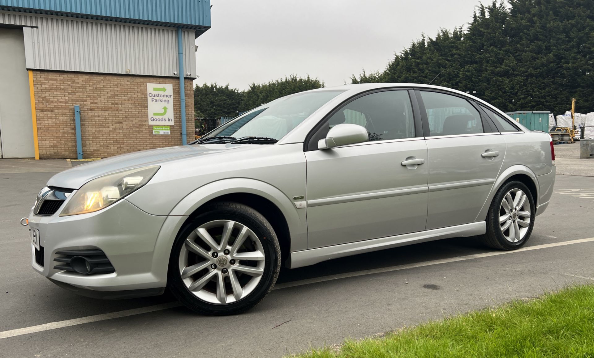 Vauxhall Vectra 1.9 CDTI SRI (SG07 BZW) - MOT expiry: 28/10/2024 - mileage: 105,897 - Image 3 of 29