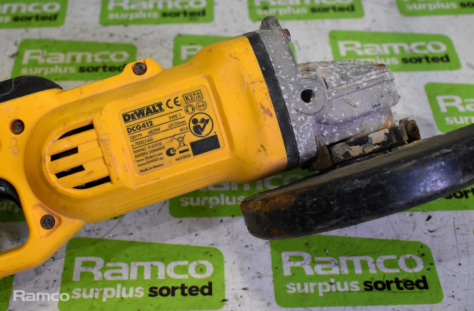 Electrical tools - Dewalt router with case, large circular saw, cordless 18V circular saw - Image 11 of 22