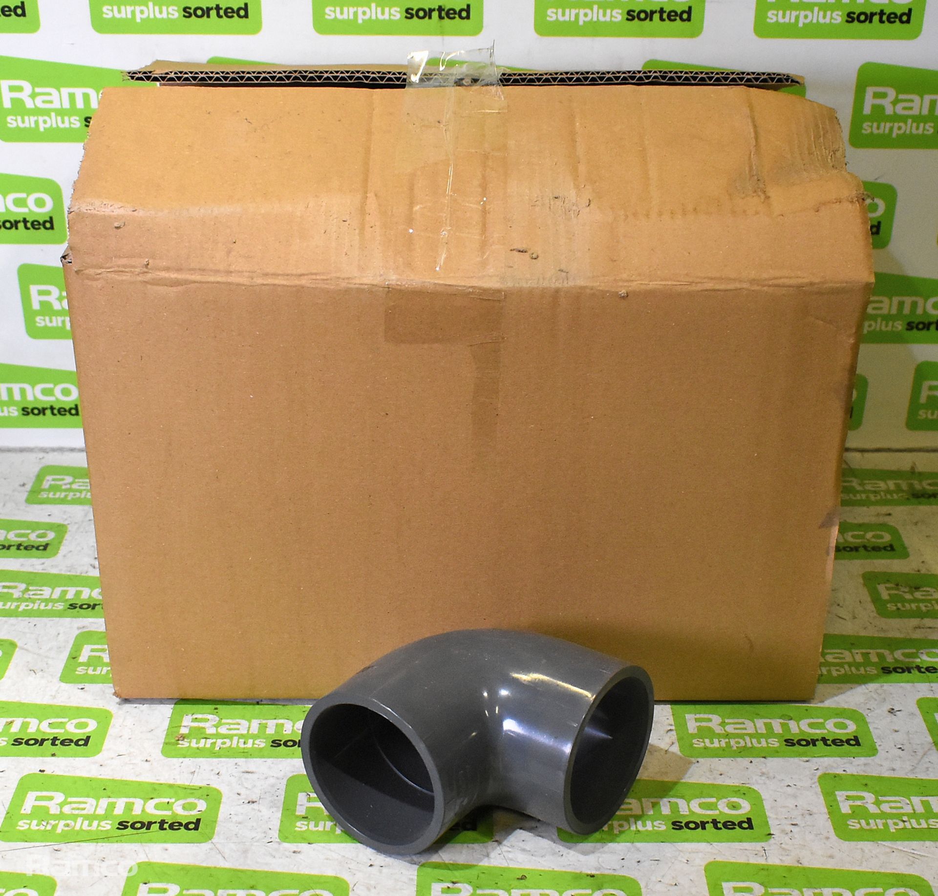 9x boxes of 63mm PVC tees couplings and 90° bends - Image 7 of 13