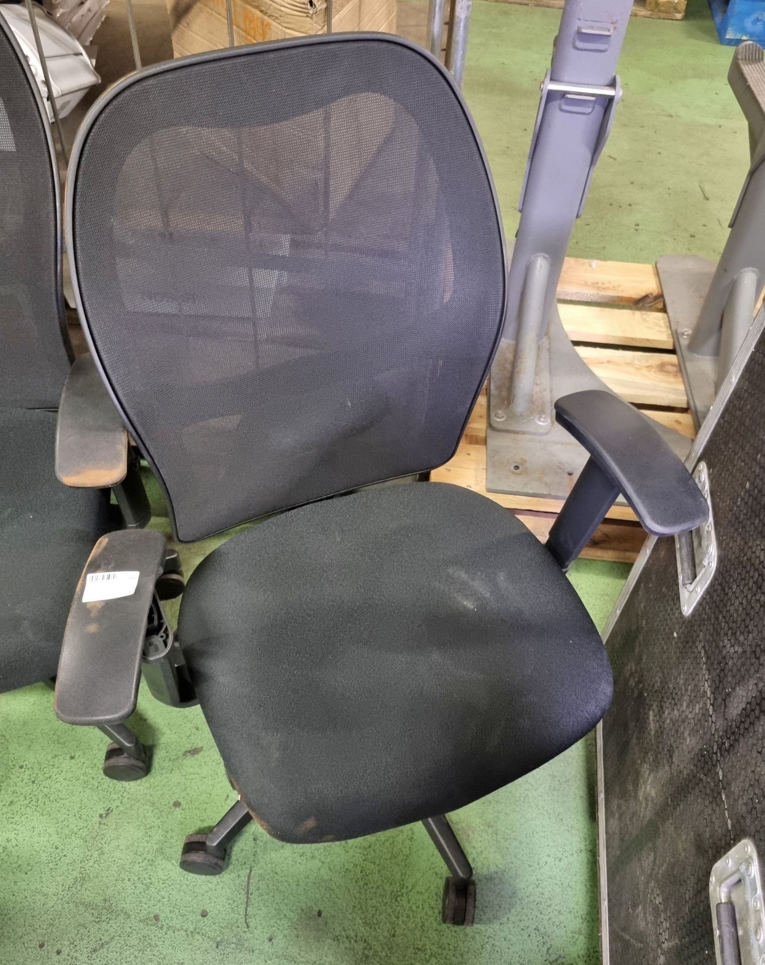 Various mesh back office chairs - details in description - Image 5 of 5