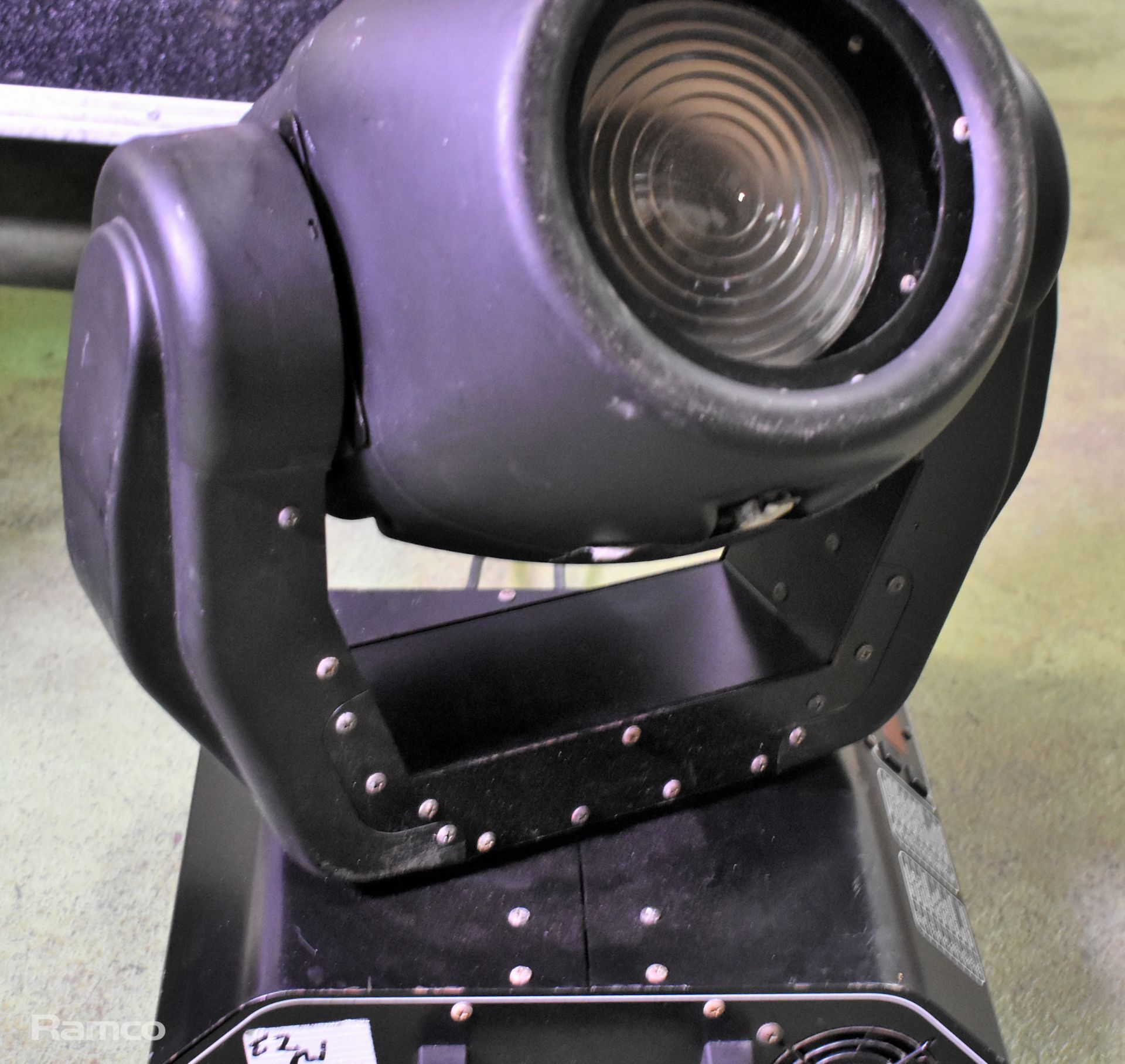 Two moving heads 640 Future light in flight case - L 1100 x W 460 x H 900mm - Image 7 of 13