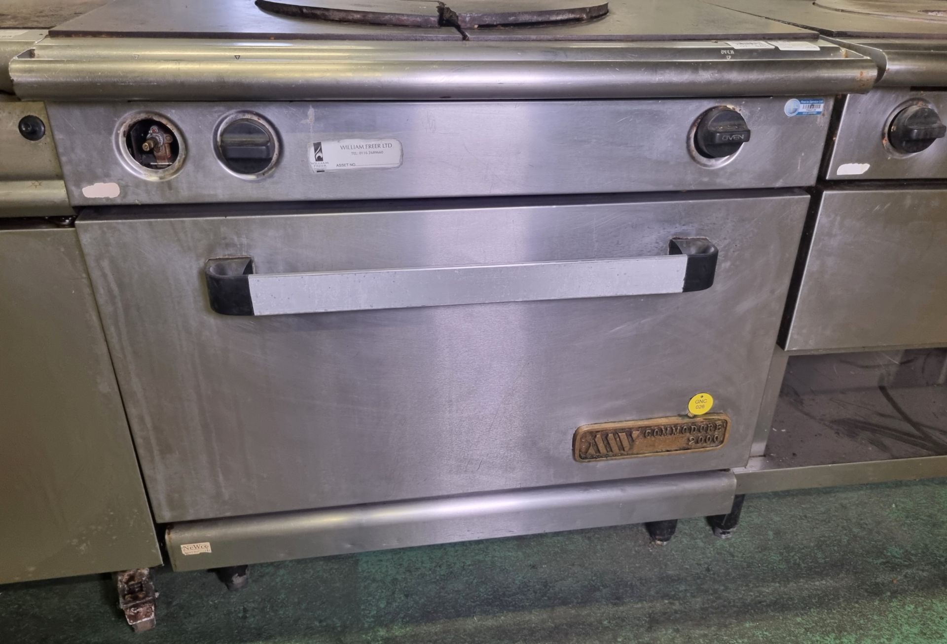 Commodore 2000 stainless steel solid top gas cooker range - damage to top - W 900 x D 900 x H 950mm - Image 2 of 6