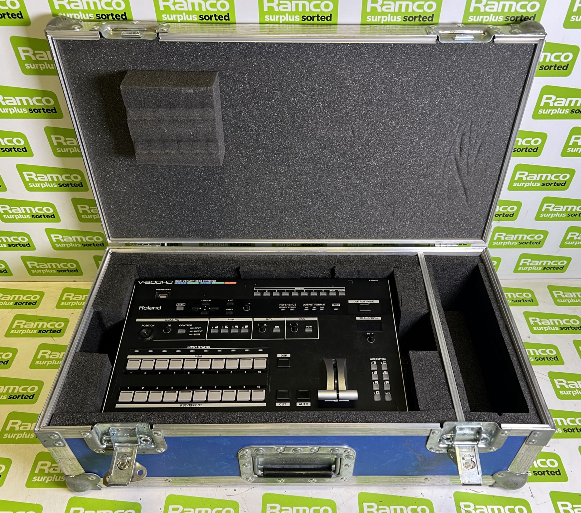 Roland V800HD vision mixer in flight case - case dimensions: L 690 x W 370 x H 230mm - FAULTY OUTPUT - Image 8 of 9