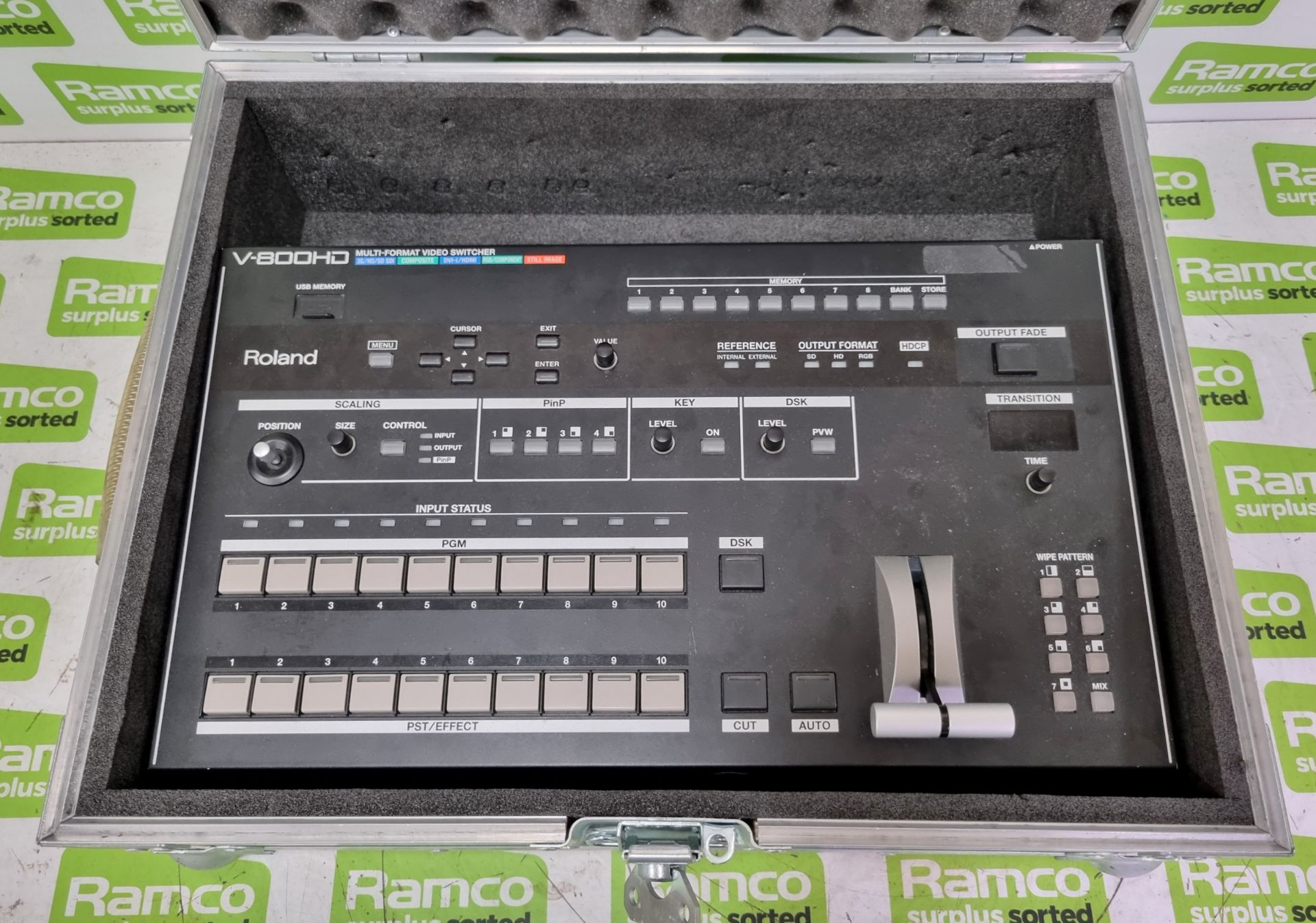 Roland V-800HD multi-format video switcher with flight case - FAULTY (OUTPUT 3/4 FREEZING)