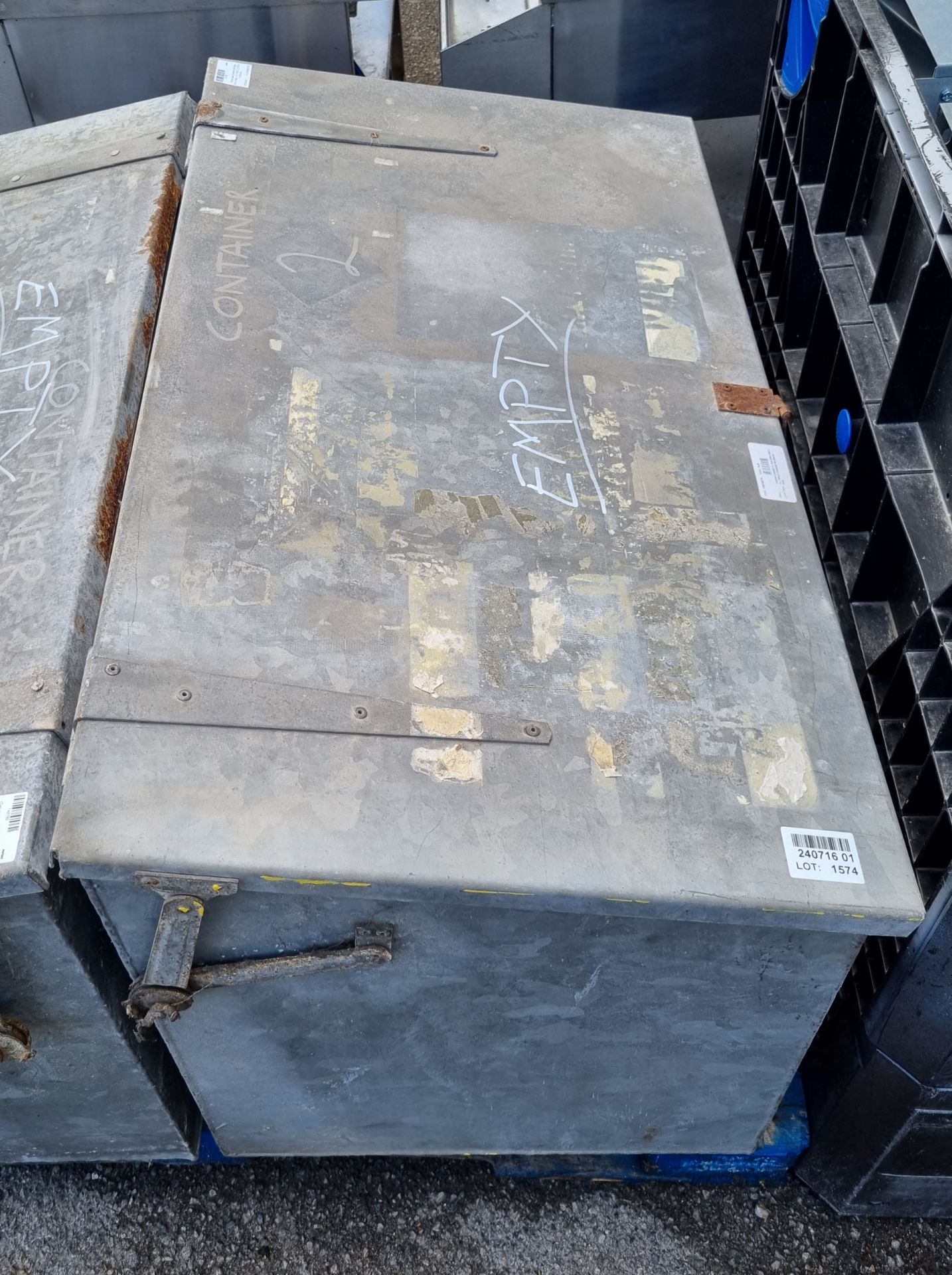 Galvanised solvent storage chest - W 1000 x D 550 x H 625mm