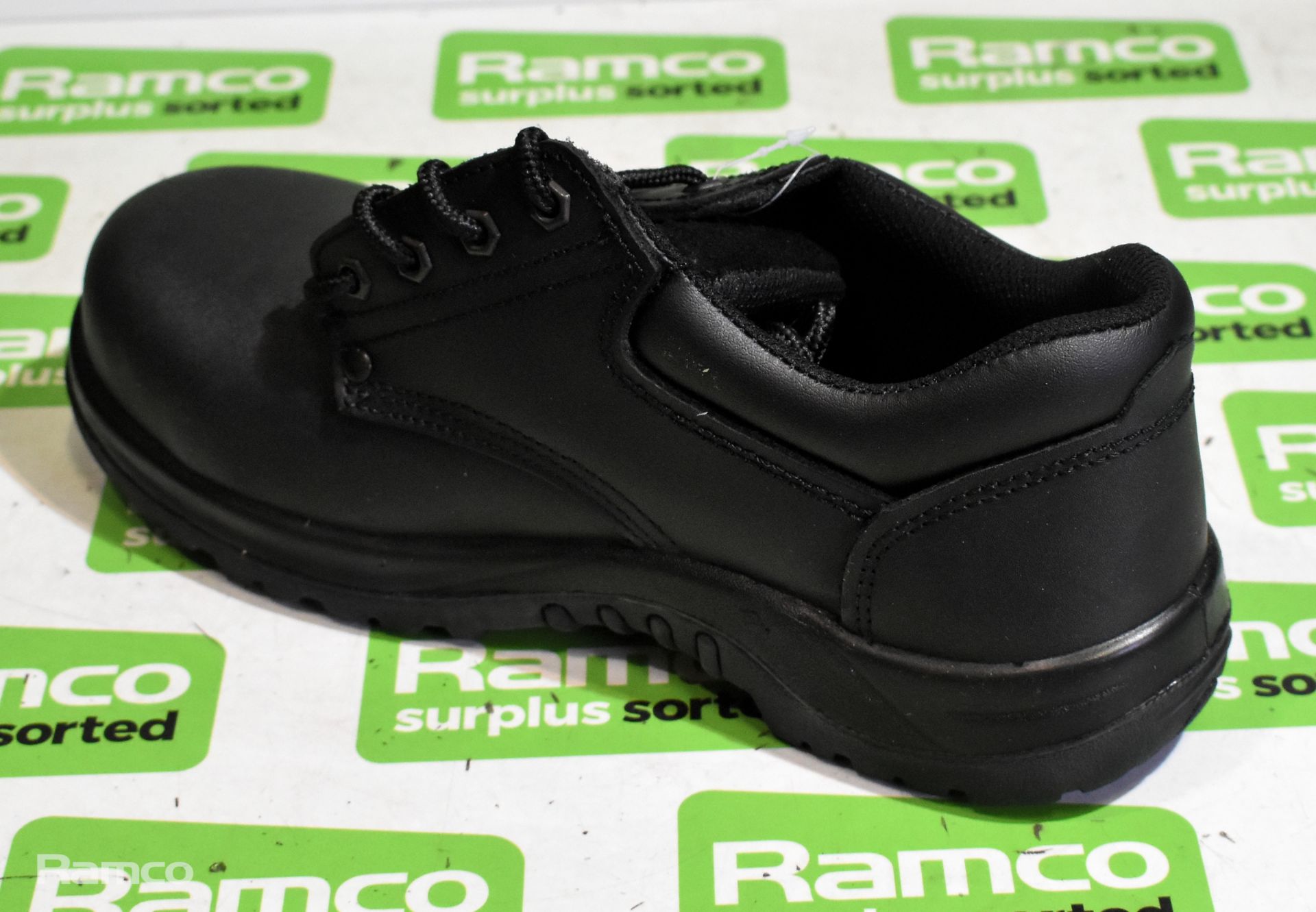 V12 VR608 Tiger safety shoes - UK 5 & 2x pairs of V12 VR608 Tiger safety shoes - UK 7 - Image 7 of 10