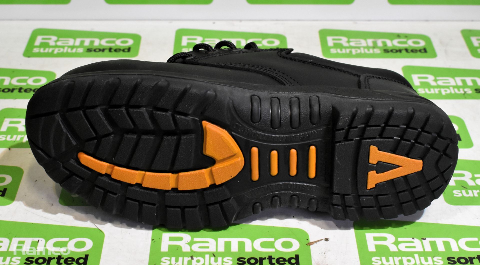 V12 VR608 Tiger safety shoes - UK 5 & 2x pairs of V12 VR608 Tiger safety shoes - UK 7 - Image 8 of 10