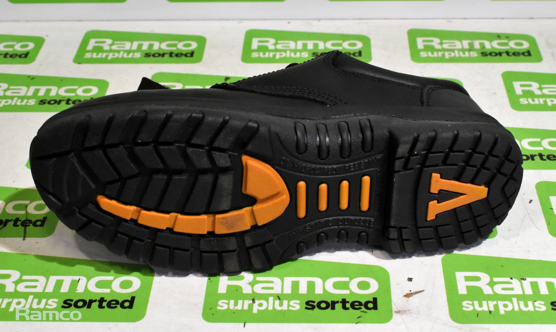 V12 VR608 Tiger safety shoes - UK 5 & 2x pairs of V12 VR608 Tiger safety shoes - UK 7 - Image 4 of 10