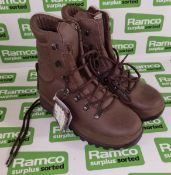 Altberg defender combat boots - Brown - size 5