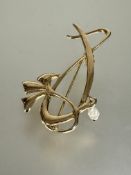 A 9ct gold scrolling leaf brooch set with cultured freshwater pearl, (L x 5 cm) 3.48 g