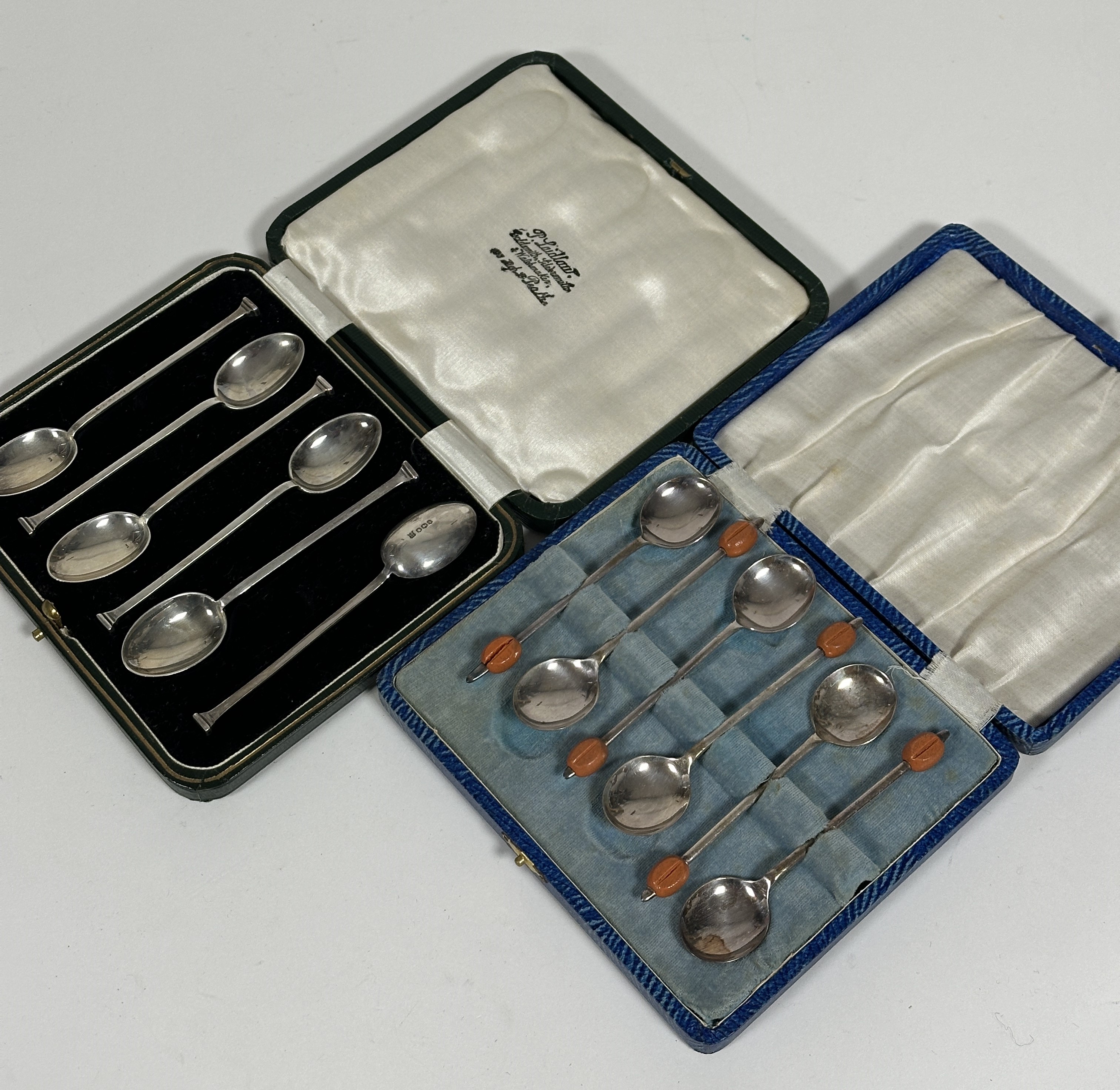 A set of six Sheffield silver seal handled tea spoons in original fitted case, Sheffield 1926 54g