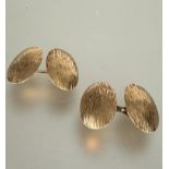 A pair of 14ct gold oval sleeve links with hatched design, show no signs of repairs or hard