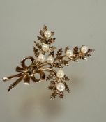 An Edwardian 9ct gold fern and bow spray brooch set eaight seed pearls, shows no sign of hard solder