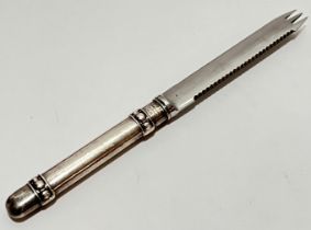 Gianmaria Buccellati, a silver handled cheese knife with steel blade, marked 925 (l- 21cm)