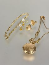 A 9ct gold rope pattern chain link bracelet a/f, a 9ct gold circular locket on gilt metal chain link