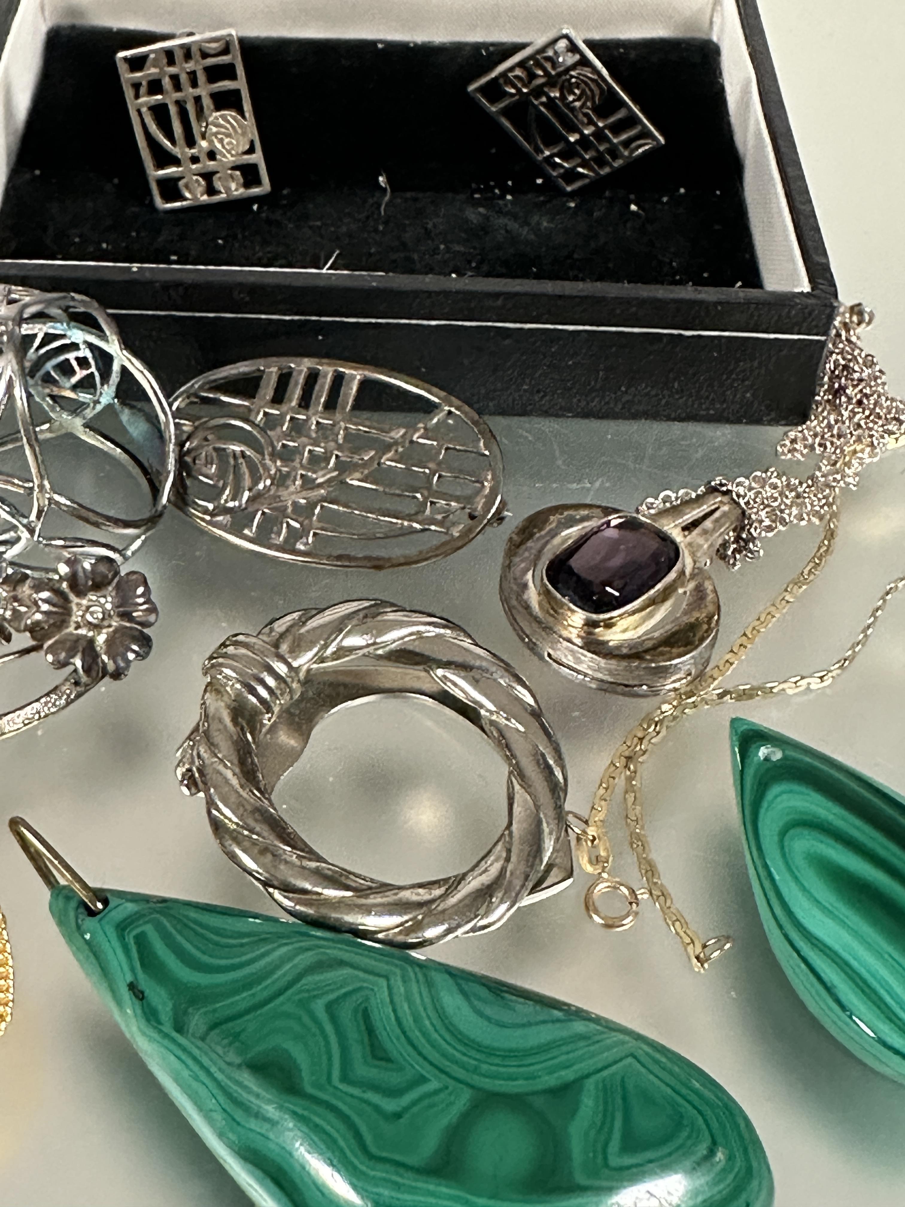 A collection of jewellery to include a 9ct gold chain bracelet 1.24g, a pair of MacKintosh style - Image 2 of 4