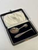 A Birmingham silver 1933 christening set comprising spoon (l-9cm) and pusher (l-9cm) in original