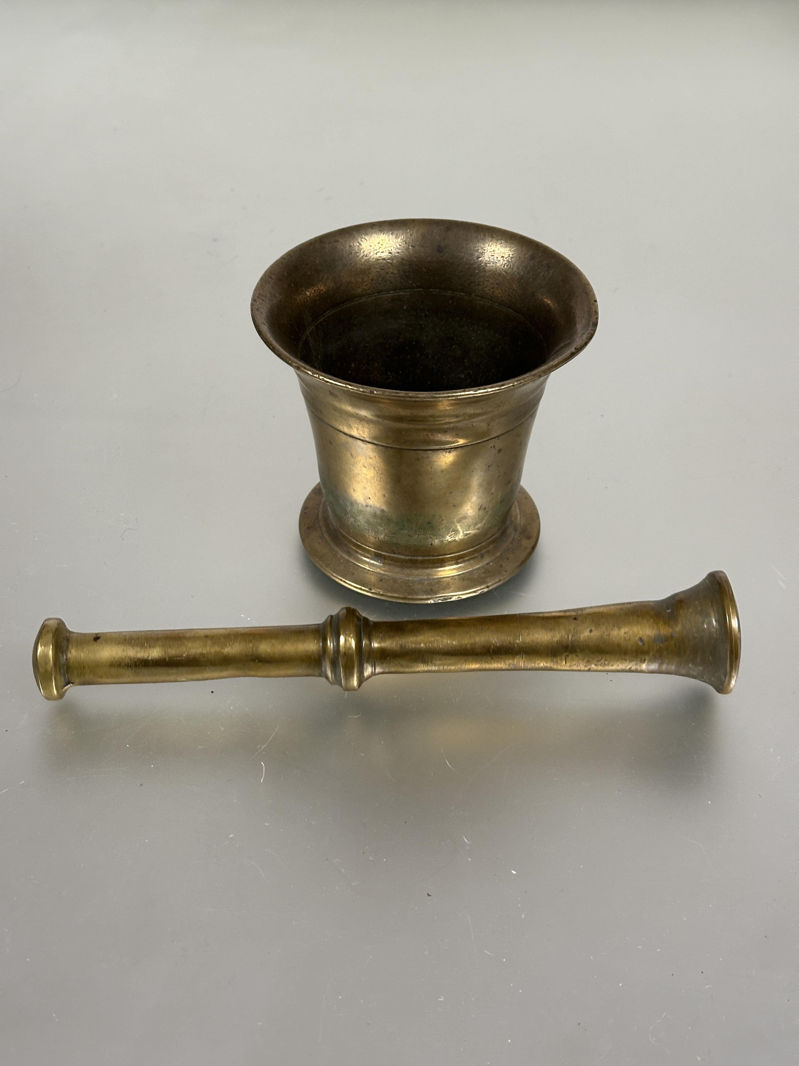 A early 18thc cast bronze apothecary mortar and pestle no signs of splits or cracks H x 10.5cm  D - Image 2 of 4