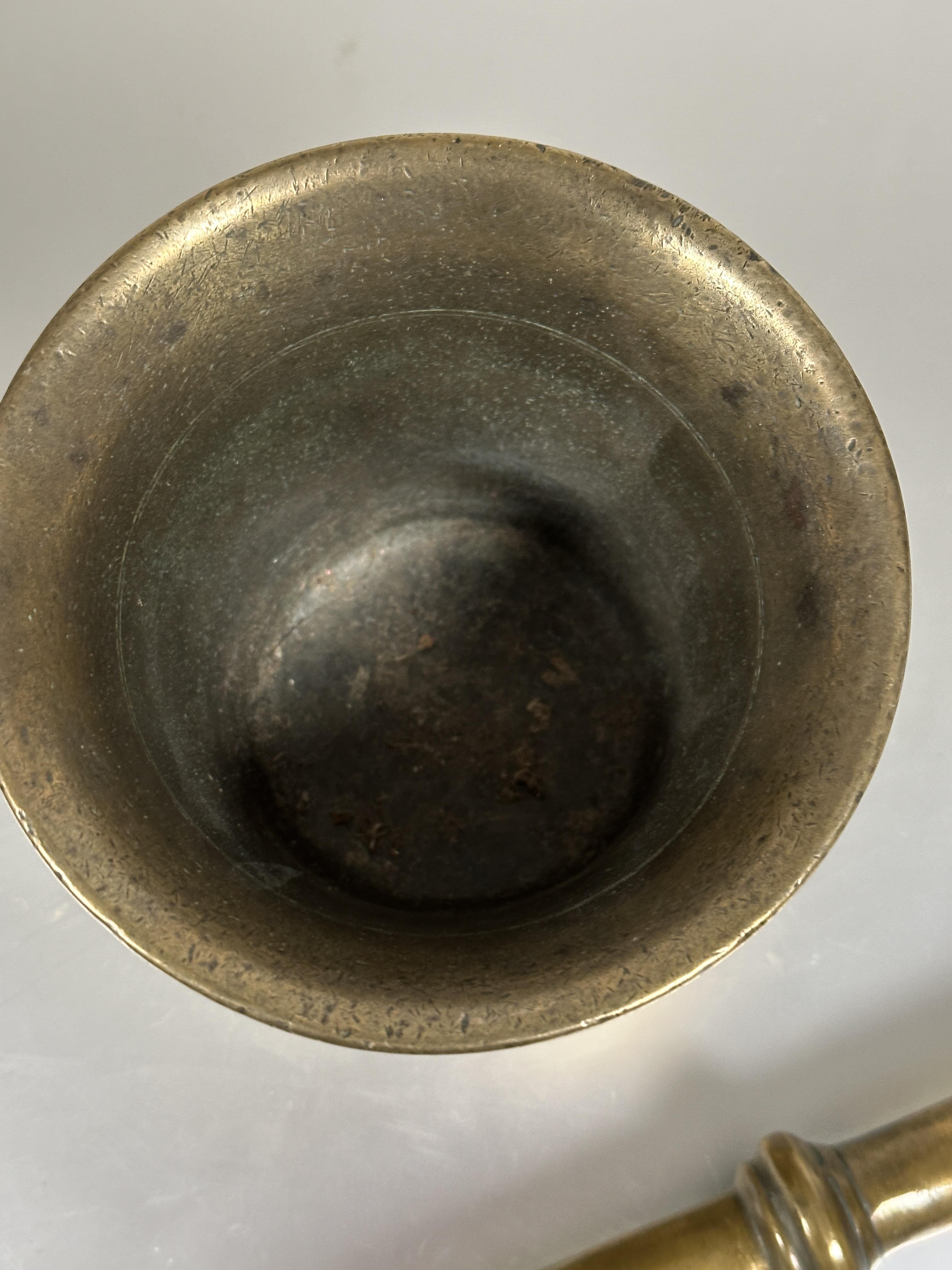 A early 18thc cast bronze apothecary mortar and pestle no signs of splits or cracks H x 10.5cm  D - Image 4 of 4