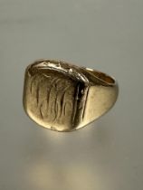 A 9ct gold signet ring with engraved initials R/S 10.5g