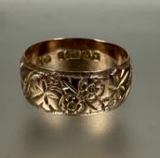 A 9ct gold wedding band with chased leaf and floral design, S, 4.62g