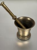 A early 18thc cast bronze apothecary mortar and pestle no signs of splits or cracks H x 10.5cm  D
