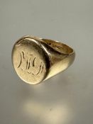 A 9ct gold signet style ring with engraved initials, rubbed P 10.97g
