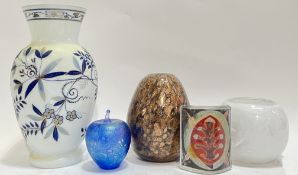 A mixed group of studio glass comprising a Scottish Borders Art Glass vase (sticker verso, h- 11cm),