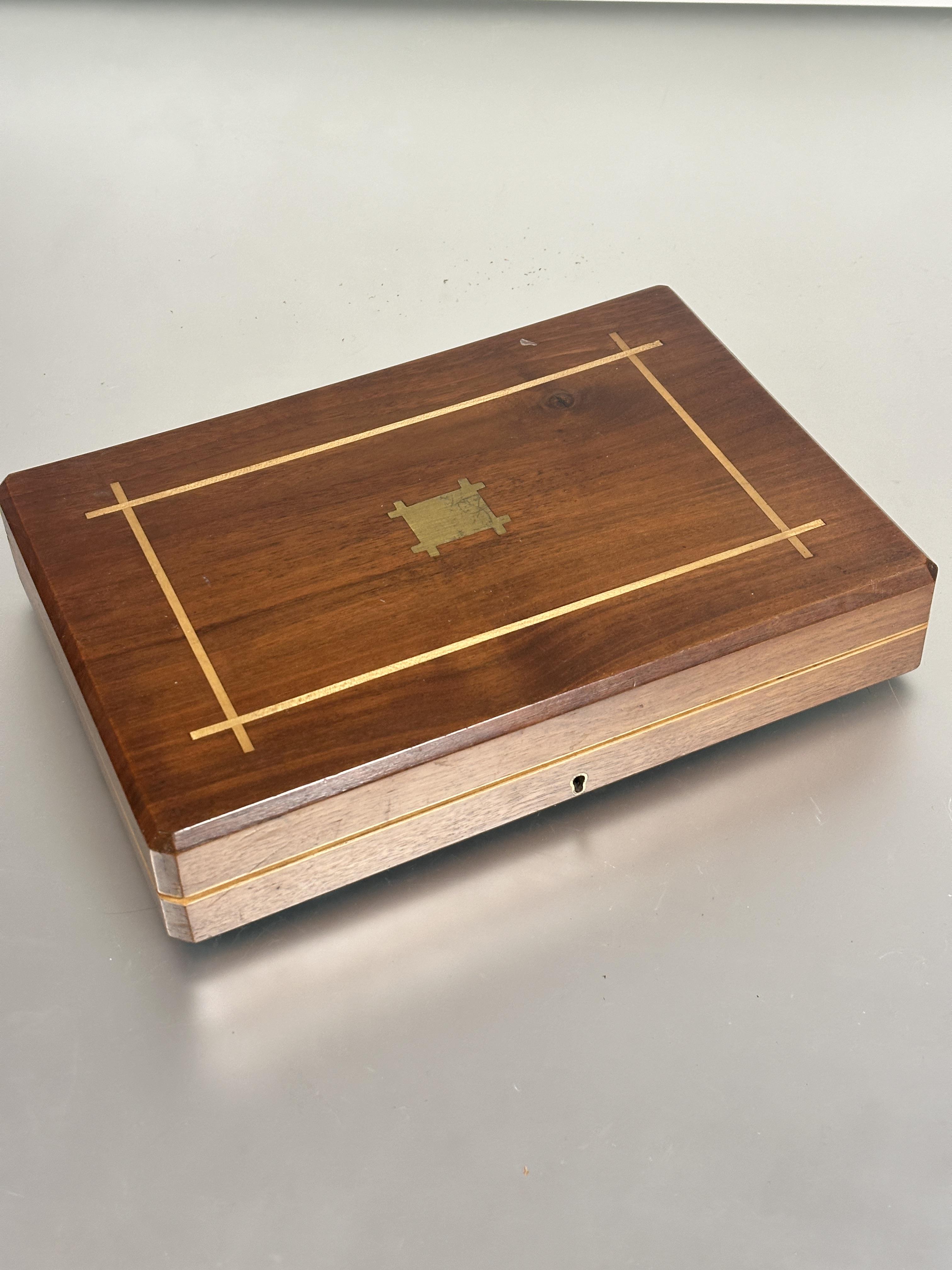 An Edwardian mahogany inlaid case containing a set of twelve pairs of Epns  plastic-handled fish - Image 3 of 3