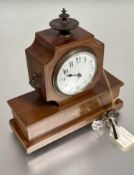 Edwardian Neoclassical inspired mahogany cased mantle clock with bras cast urn finial to top above a