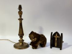 A mixed group comprising a Corinthian style table lamp with gilt decoration (h- 45cm), a