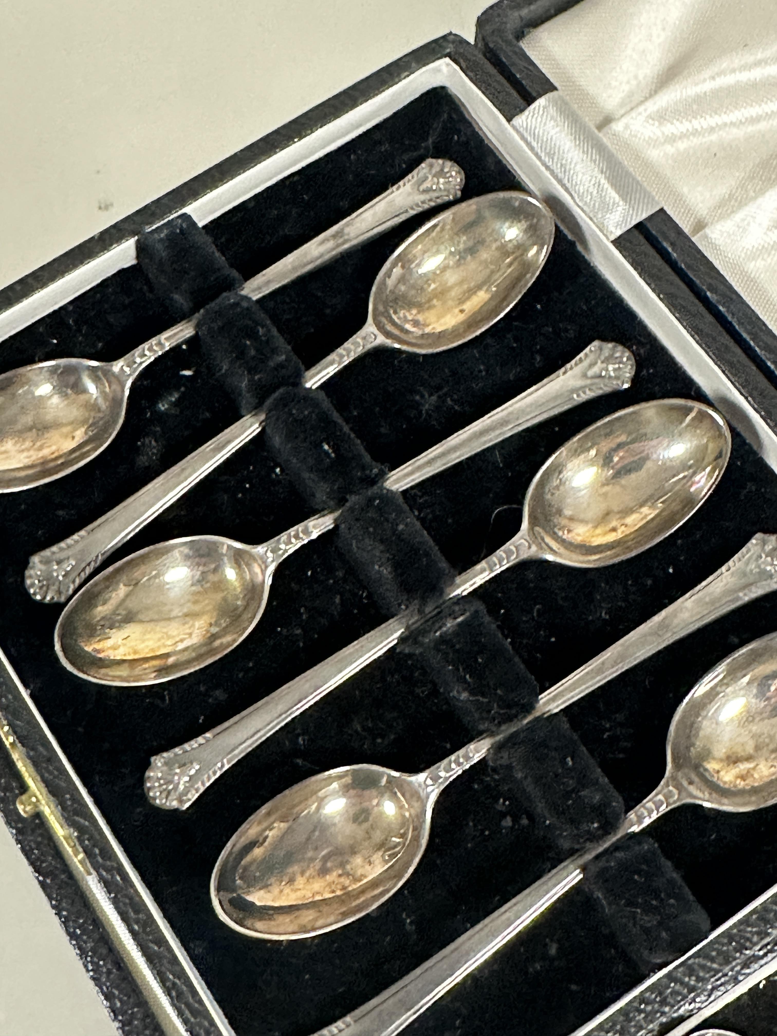 A set of six Sheffield silver boxed coffee spoons with fan shell terminals L 9.5cm Sheffiled 1938 - Image 3 of 5