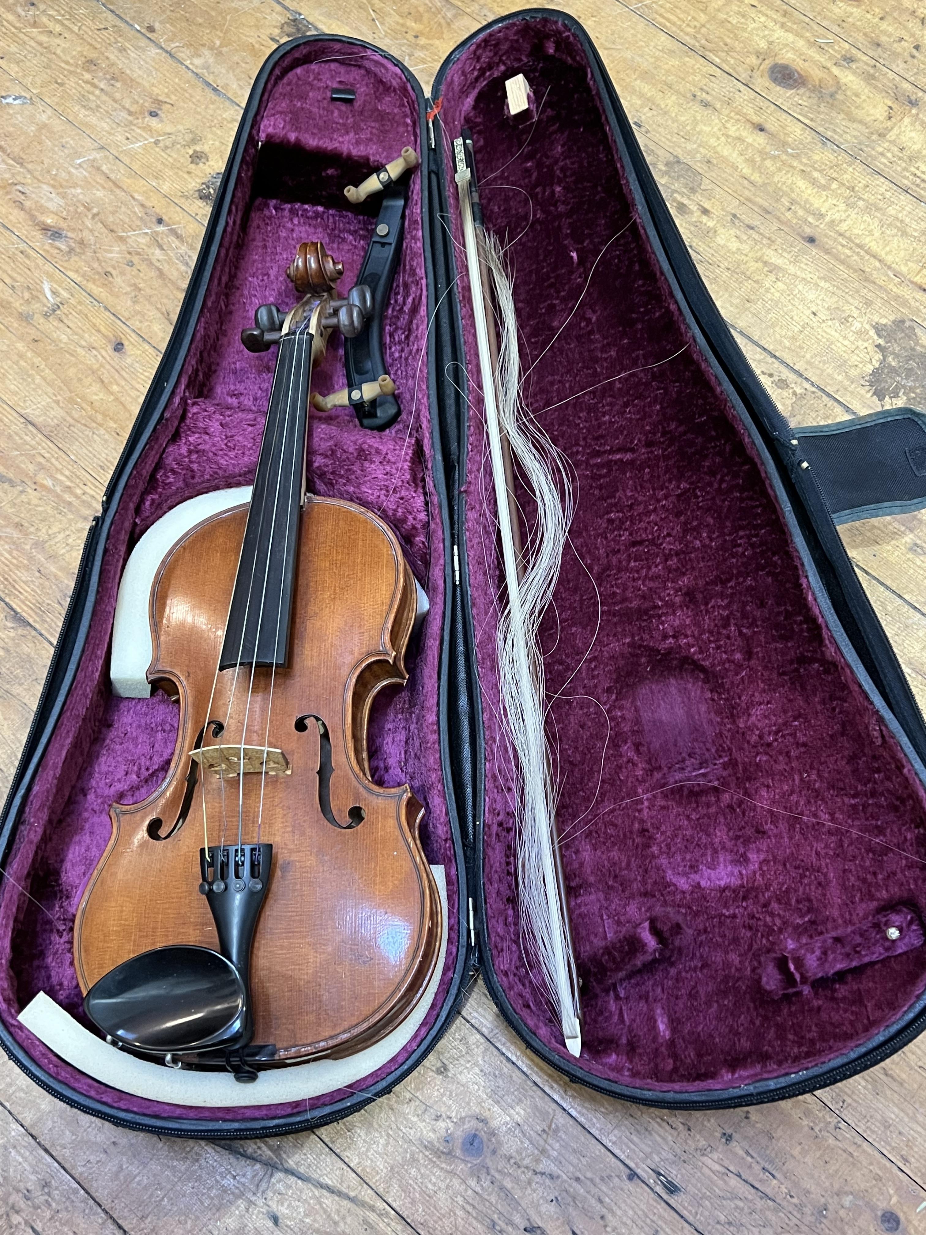 A vintage violin with label of George Robertson (Edinburgh 1909), of one piece back-construction, - Image 3 of 3