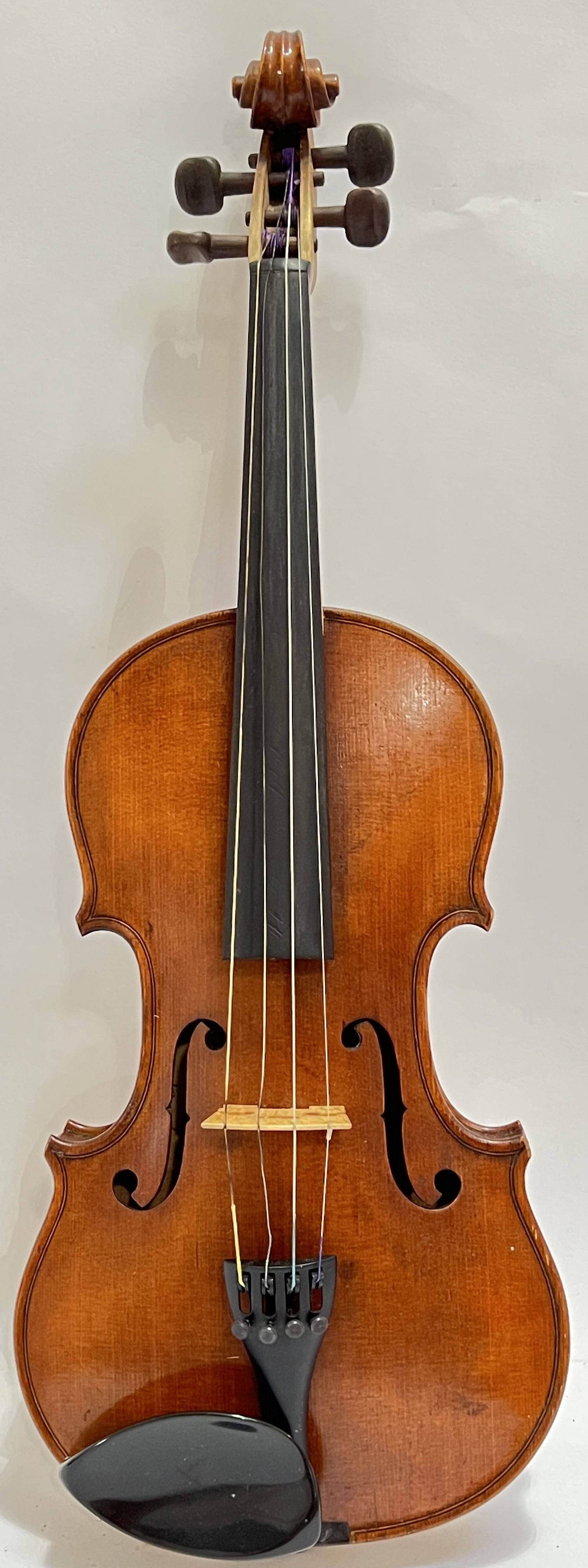 A vintage violin with label of George Robertson (Edinburgh 1909), of one piece back-construction,