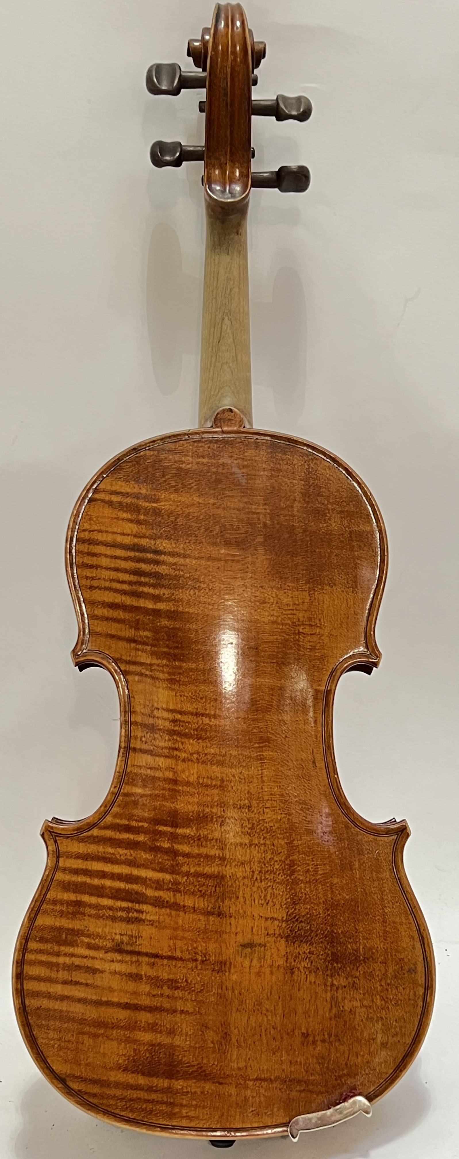 A vintage violin with label of George Robertson (Edinburgh 1909), of one piece back-construction, - Image 2 of 3