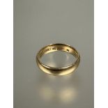 A 18ct gold wedding band Q 6.7g