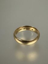 A 18ct gold wedding band Q 6.7g