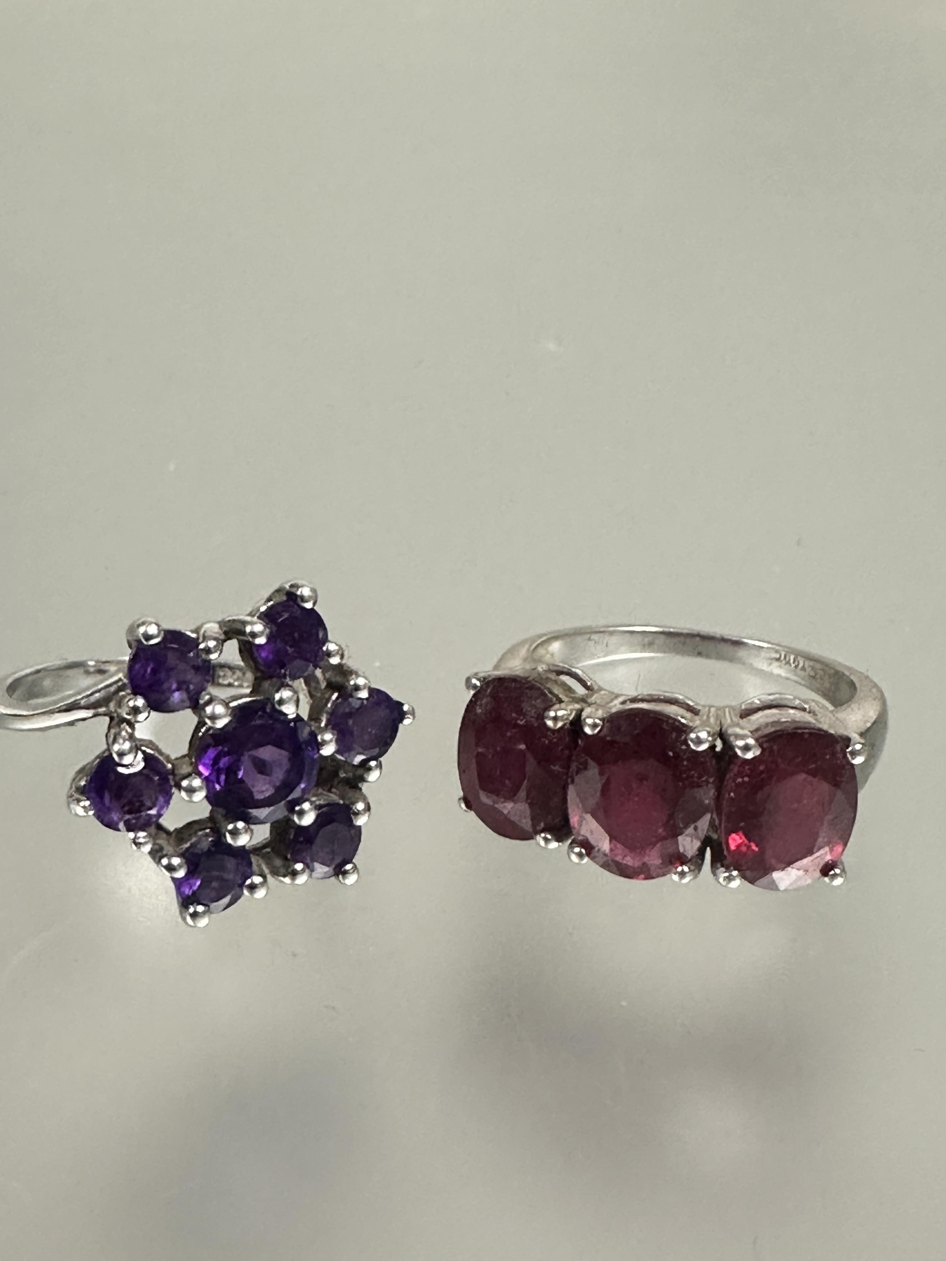 A group of five silver gem set rings including a amethyst colored cluster ring, a red three stone - Image 4 of 4