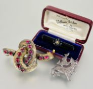 A Victorian yellow metal engraved knot brooch set with graduated pink foiled oval beads a/f L x 7.